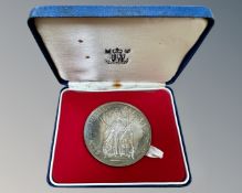 The Royal Mint : Sterling silver medallion commemorating the Silver Jubilee, 86.6g.