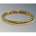 An 18ct yellow gold band ring, size M, 3.7g.