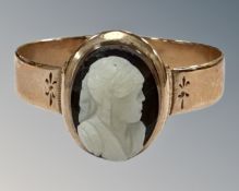 An antique yellow gold cameo ring, Q, 2.3g.