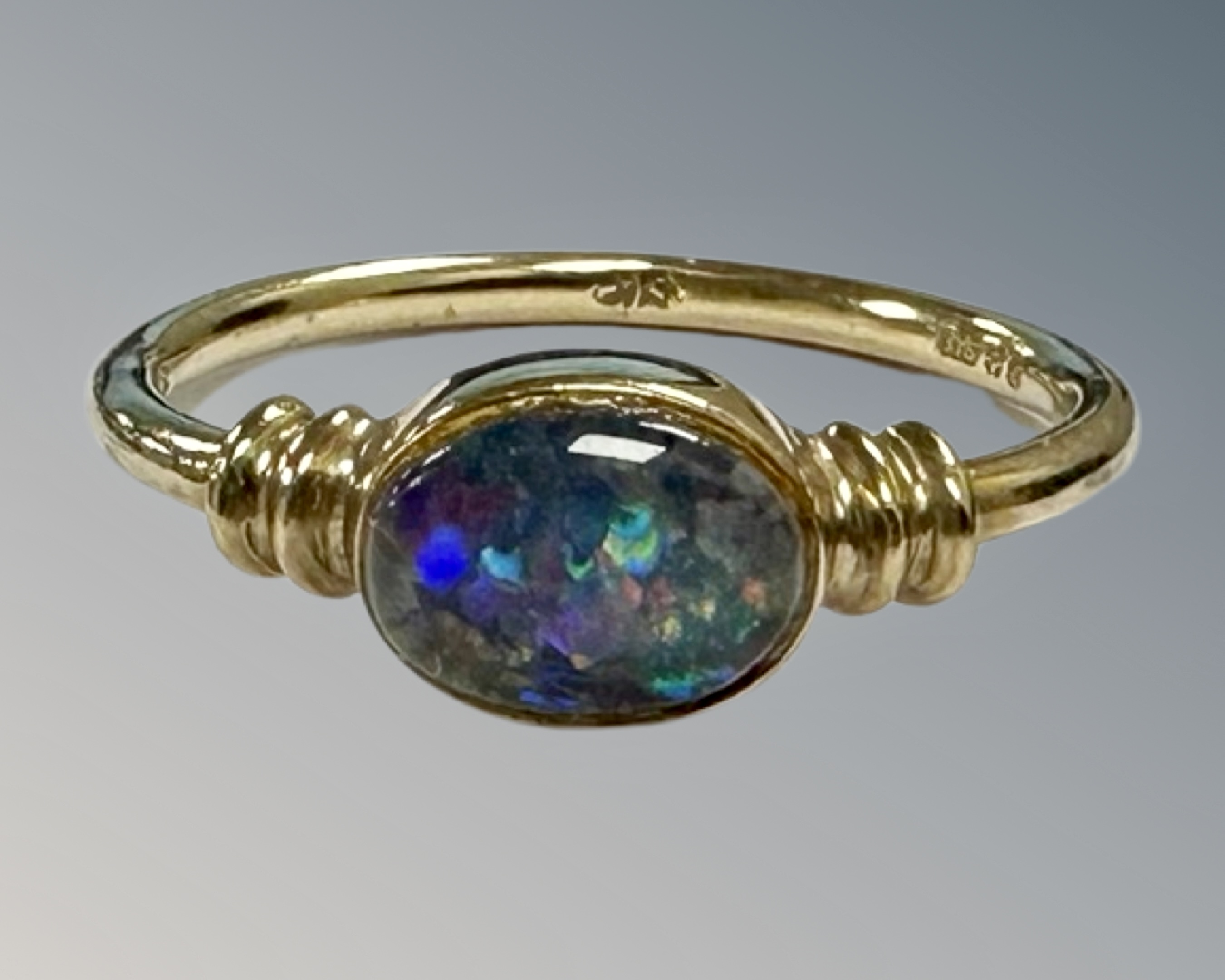 A 9ct gold opal doublet ring, L 1/2, 1.6g.