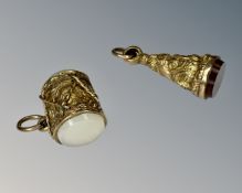An antique yellow gold agate set fob and drum (2)