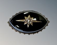 A Victorian 15ct gold agate and pearl memoriam brooch, length 38 mm.