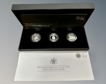 The Royal Mint : 30th Anniversary of the £1 coin Royal Arms silver set, each 9.5g.