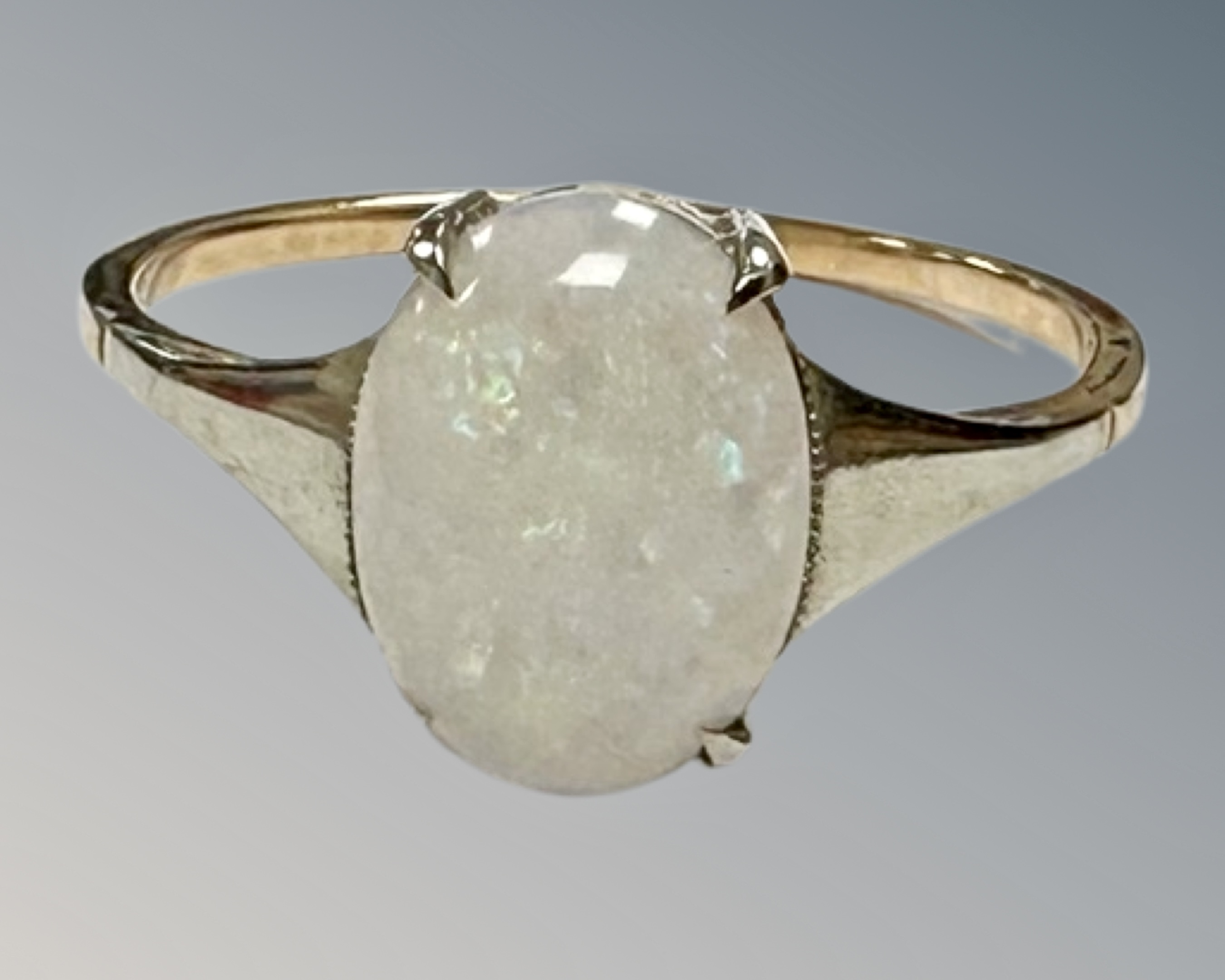 A 9ct white opal ring, L 1/2, 1.3g.