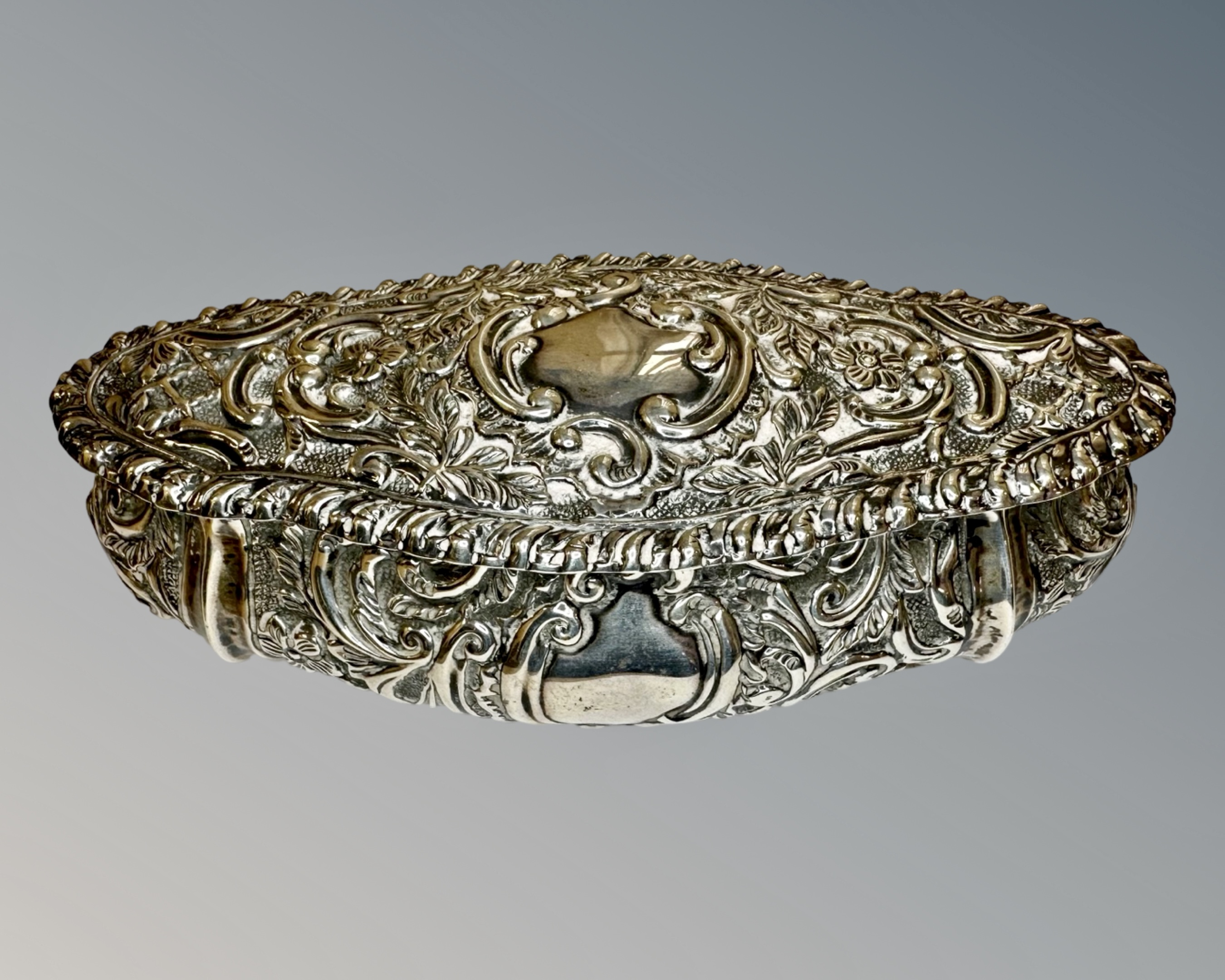 A Victorian silver trinket box with gilt interior, Birmingham 1901 marks.