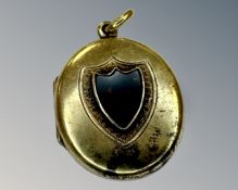 A 15ct gold locket set with an agate shield.