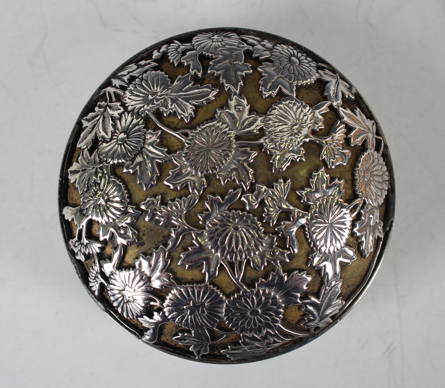 A Japanese silver circular box and cover, the domed cover cast and pierced with chrysanthemums - Image 6 of 6