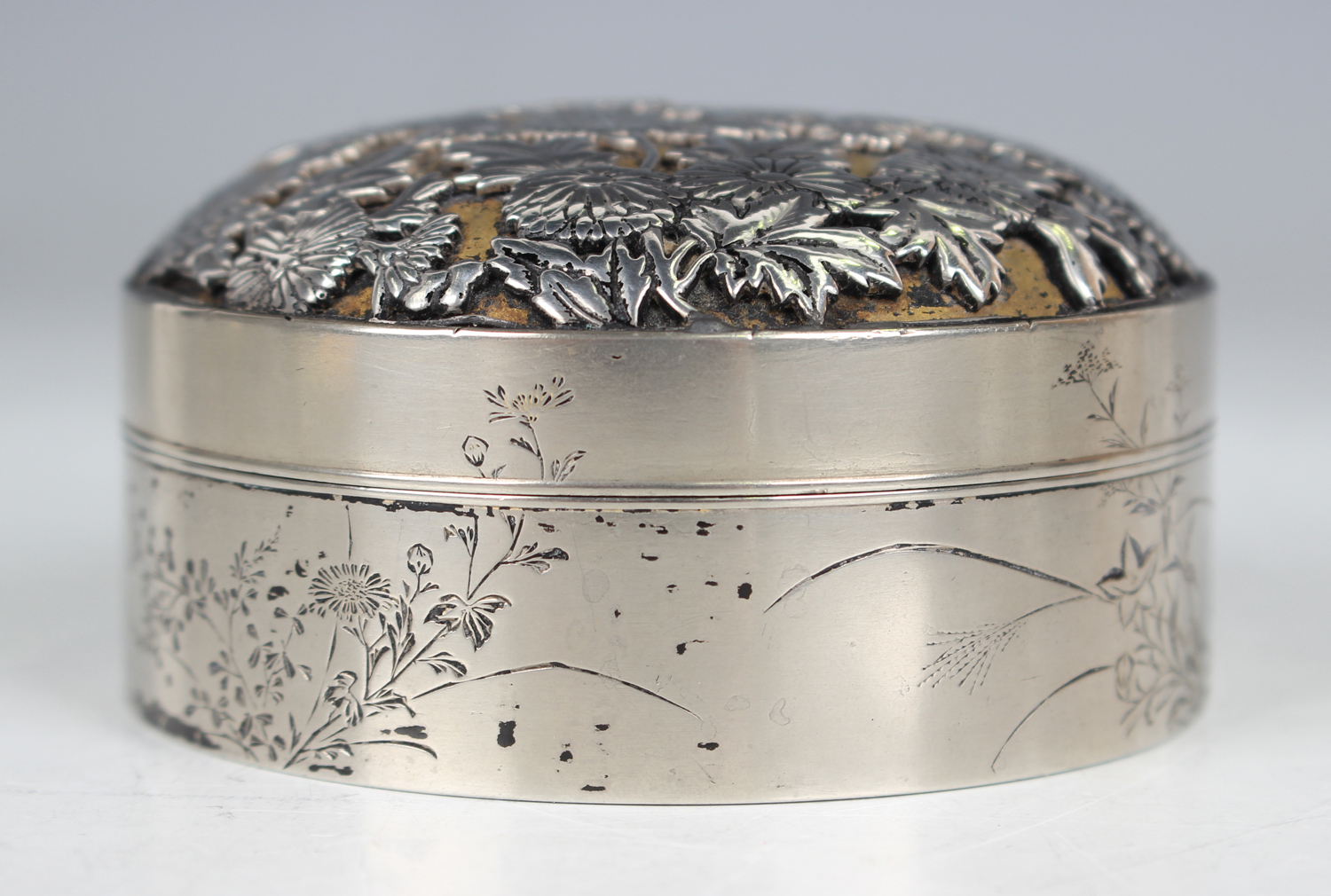 A Japanese silver circular box and cover, the domed cover cast and pierced with chrysanthemums - Image 3 of 6