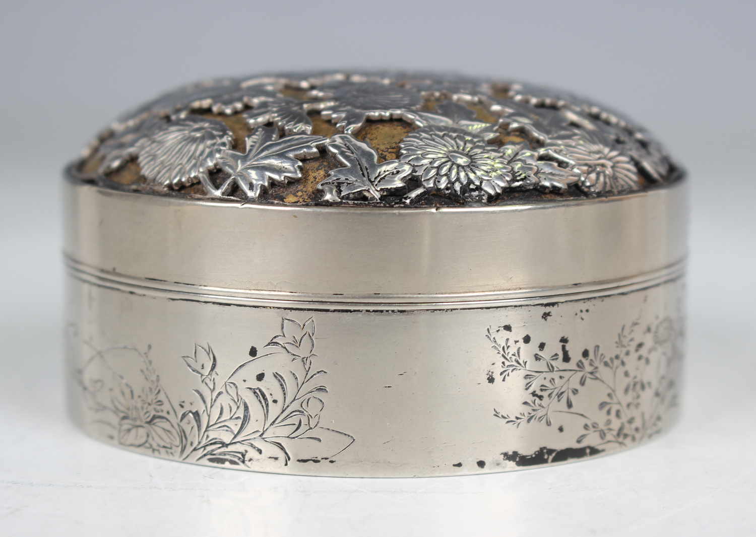 A Japanese silver circular box and cover, the domed cover cast and pierced with chrysanthemums - Image 4 of 6