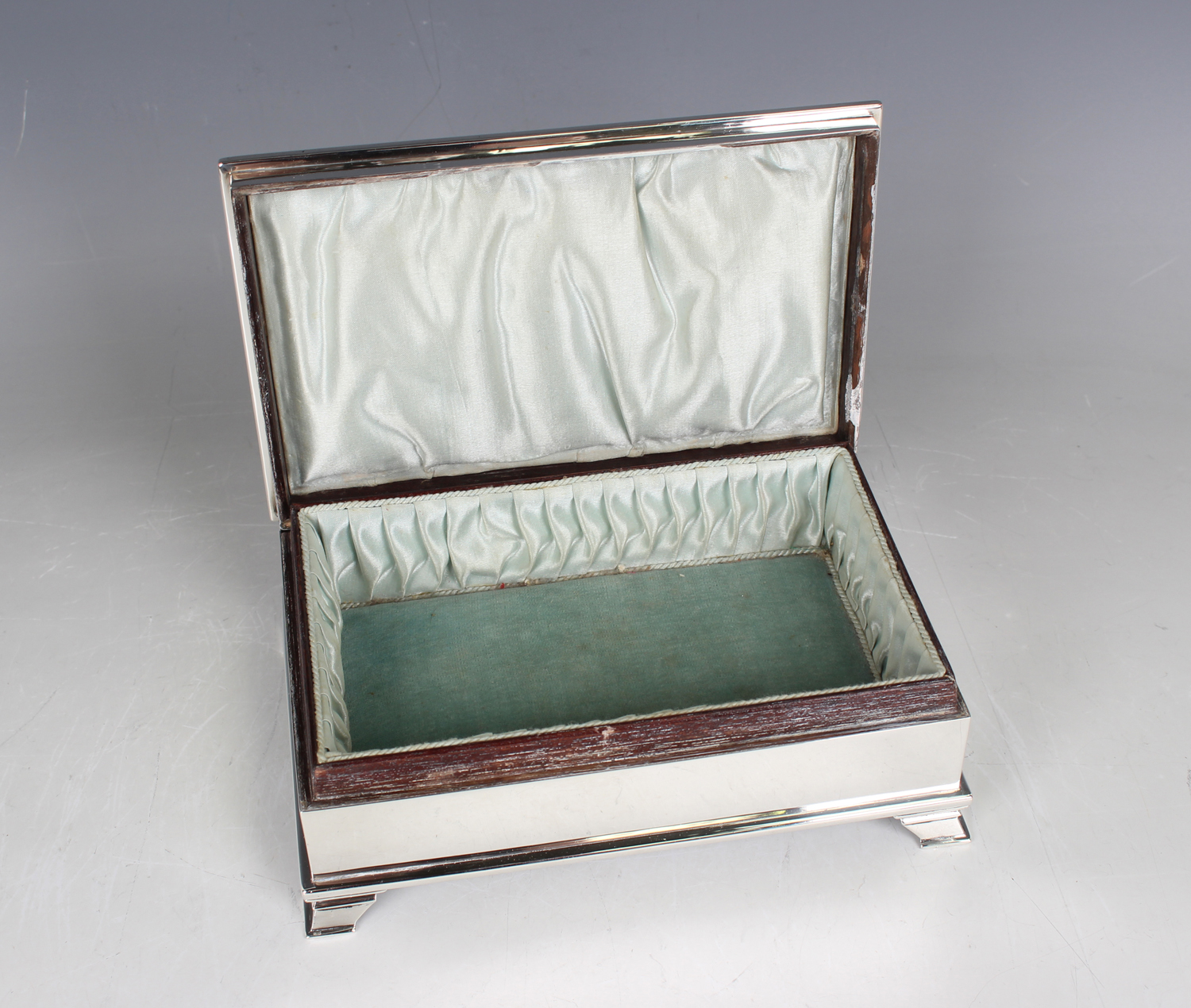 A George V silver rectangular trinket box with engine turned hinged lid, on bracket feet, with - Image 3 of 4