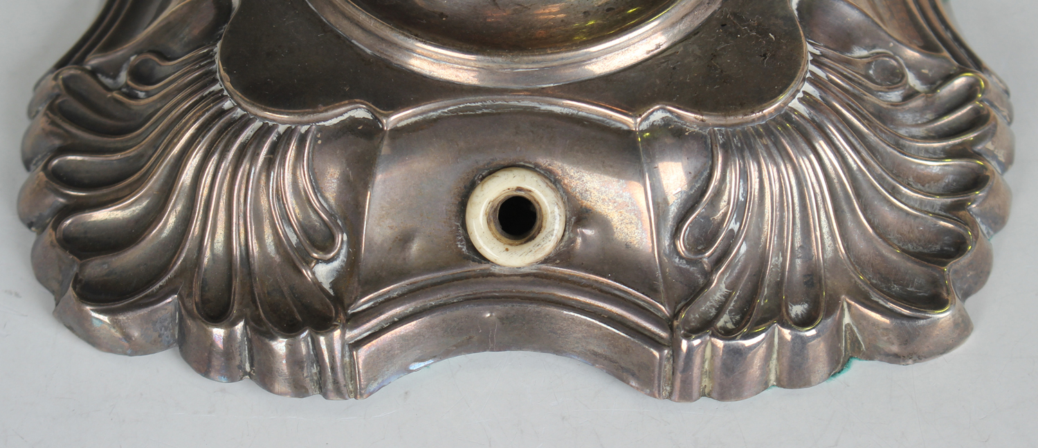 An Edwardian silver candlestick of baluster form with stylized scallop shell decoration, on a - Image 2 of 3