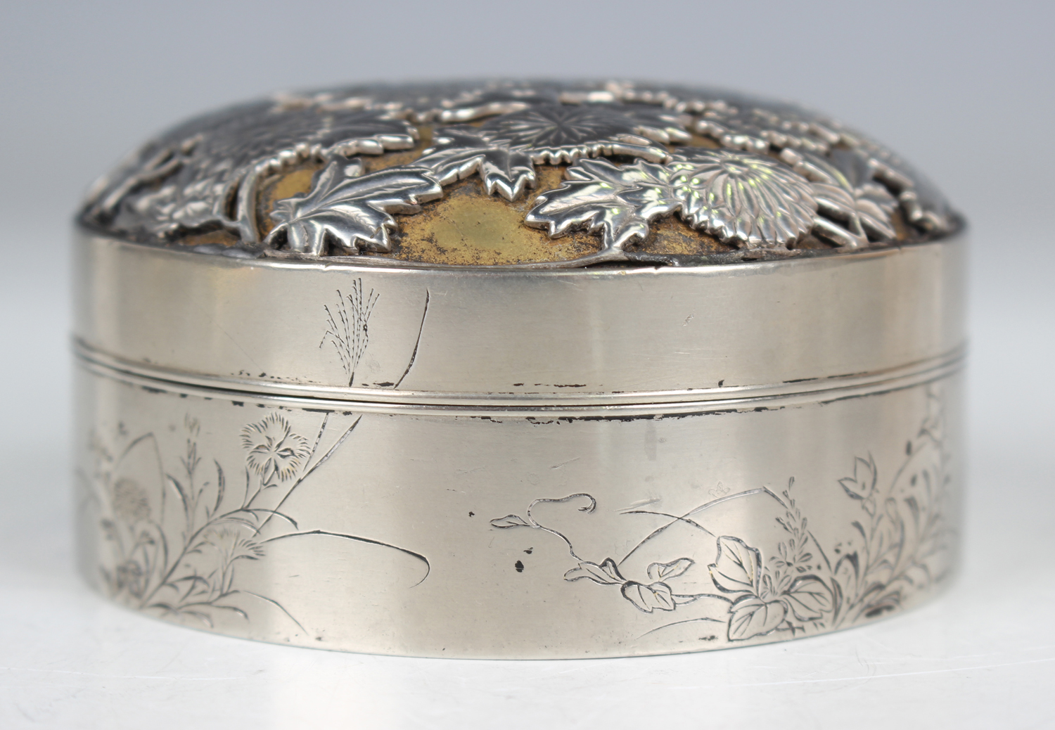 A Japanese silver circular box and cover, the domed cover cast and pierced with chrysanthemums - Image 2 of 6