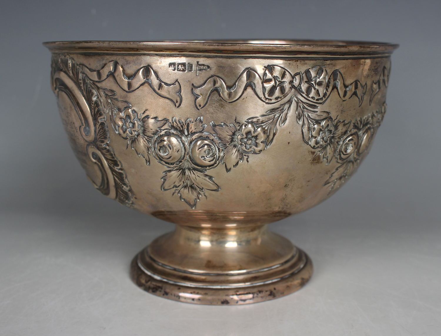 An Edwardian silver circular rose bowl, embossed with floral and ribbon garlands and opposing 'C' - Image 3 of 3