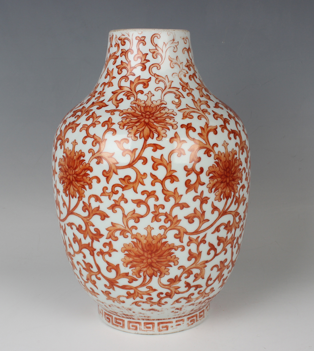 A Chinese iron red decorated porcelain vase, mark and period of Daoguang, the ovoid body painted - Bild 20 aus 21