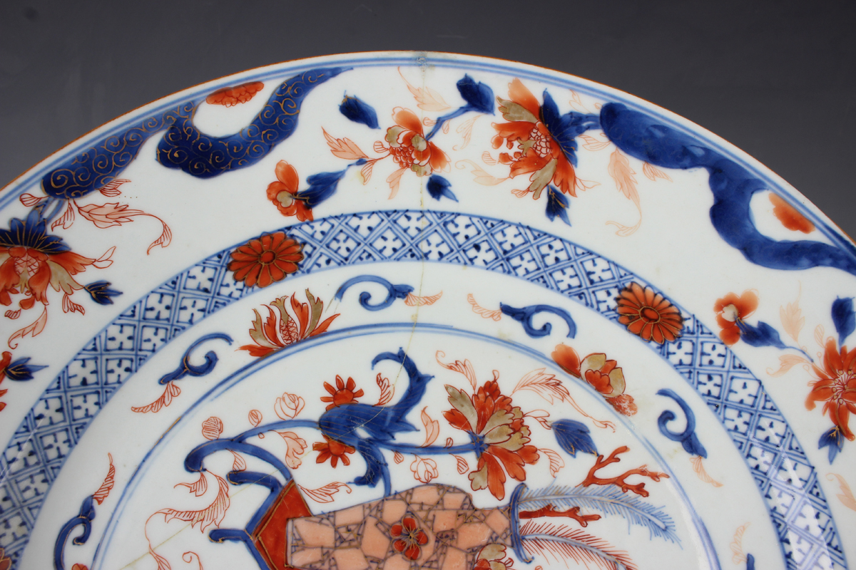 A Chinese blue and white porcelain guglet, late 18th century, painted with pavilions and trees in - Image 7 of 16