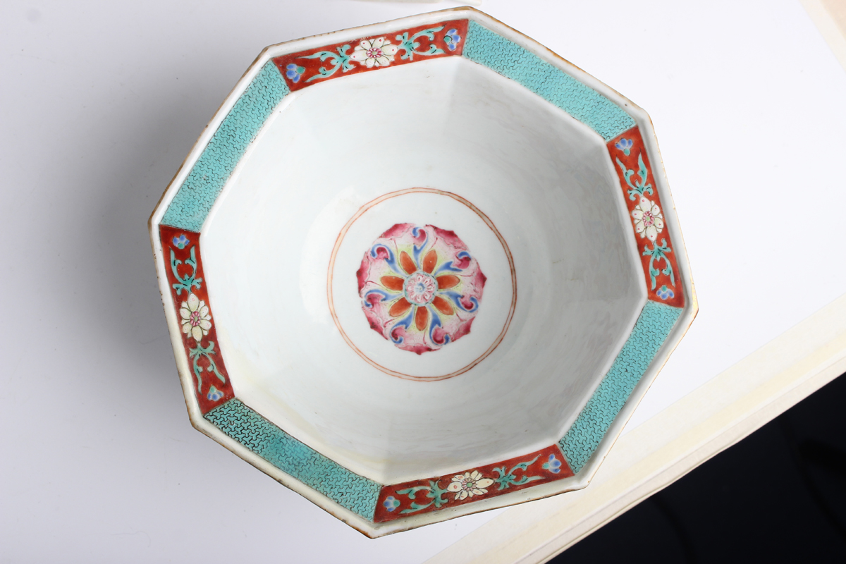 A pair of Chinese famille rose porcelain octagonal bowls and stands, 19th century, each facet - Image 5 of 18