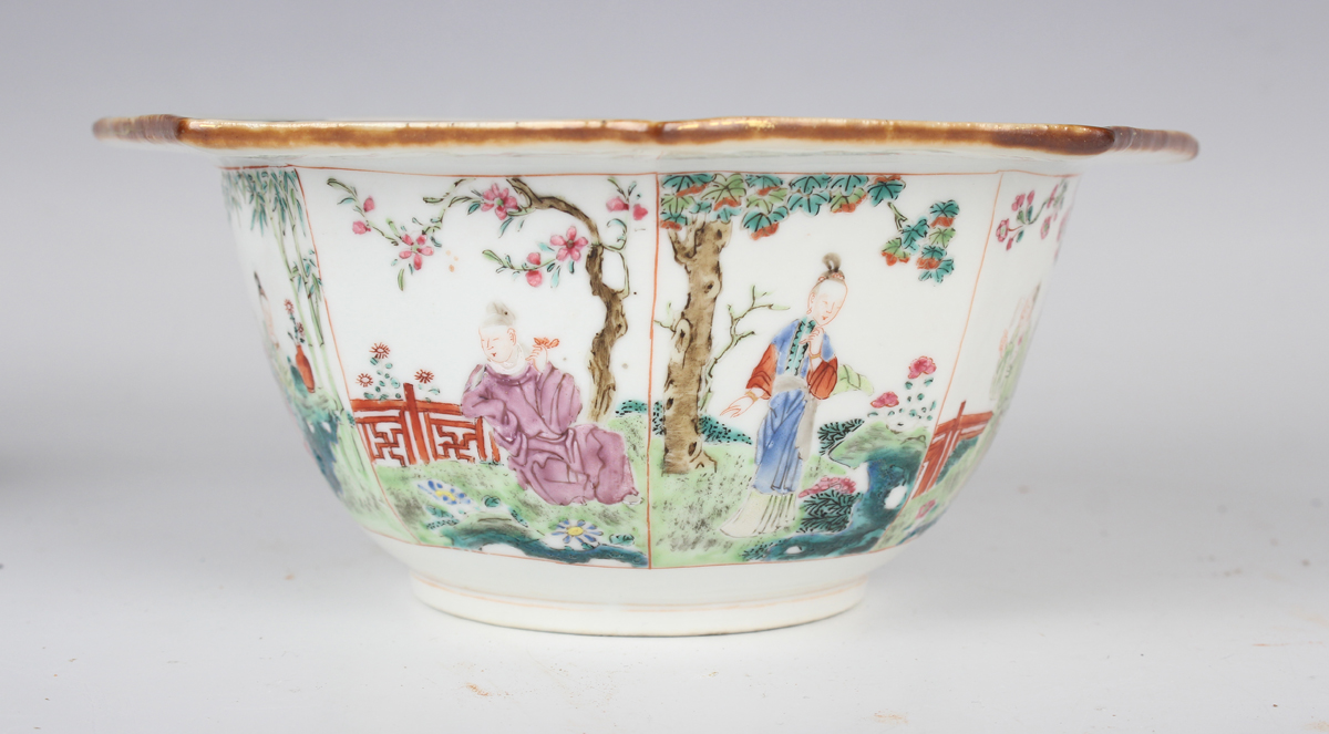 A pair of Chinese famille rose porcelain octagonal bowls and stands, 19th century, each facet - Image 16 of 18