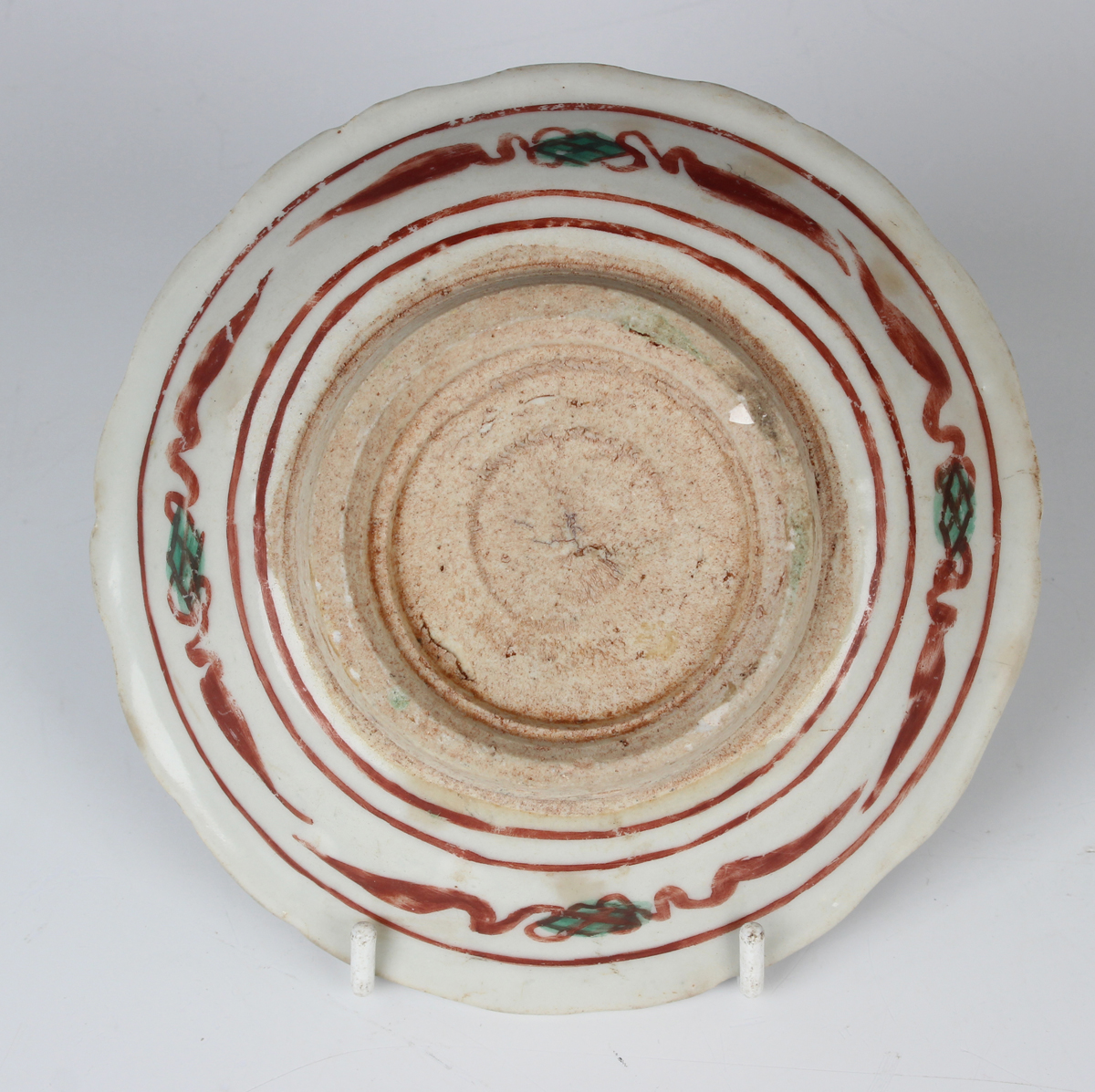 A Chinese wucai saucer dish, Ming dynasty, the centre painted with an iron red and green flower - Image 4 of 4