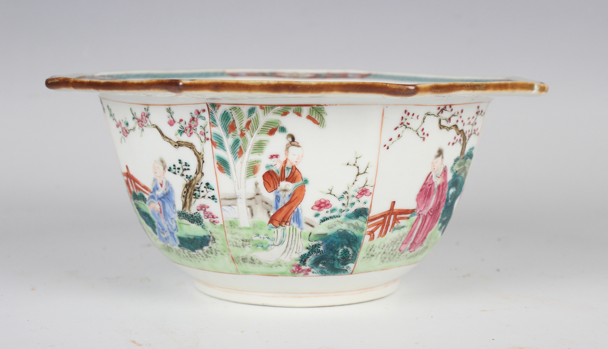 A pair of Chinese famille rose porcelain octagonal bowls and stands, 19th century, each facet - Image 18 of 18