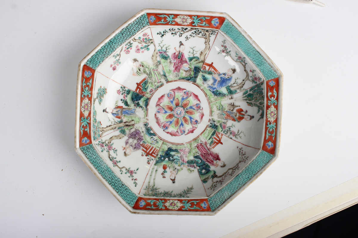 A pair of Chinese famille rose porcelain octagonal bowls and stands, 19th century, each facet - Image 12 of 18