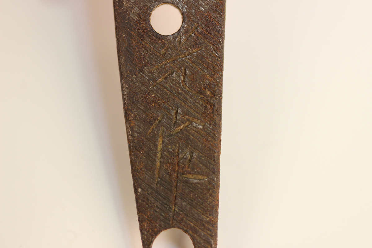 A Japanese lacquer tanto and saya (dagger and scabbard), Meiji period, with copper mounts, decorated - Image 4 of 14