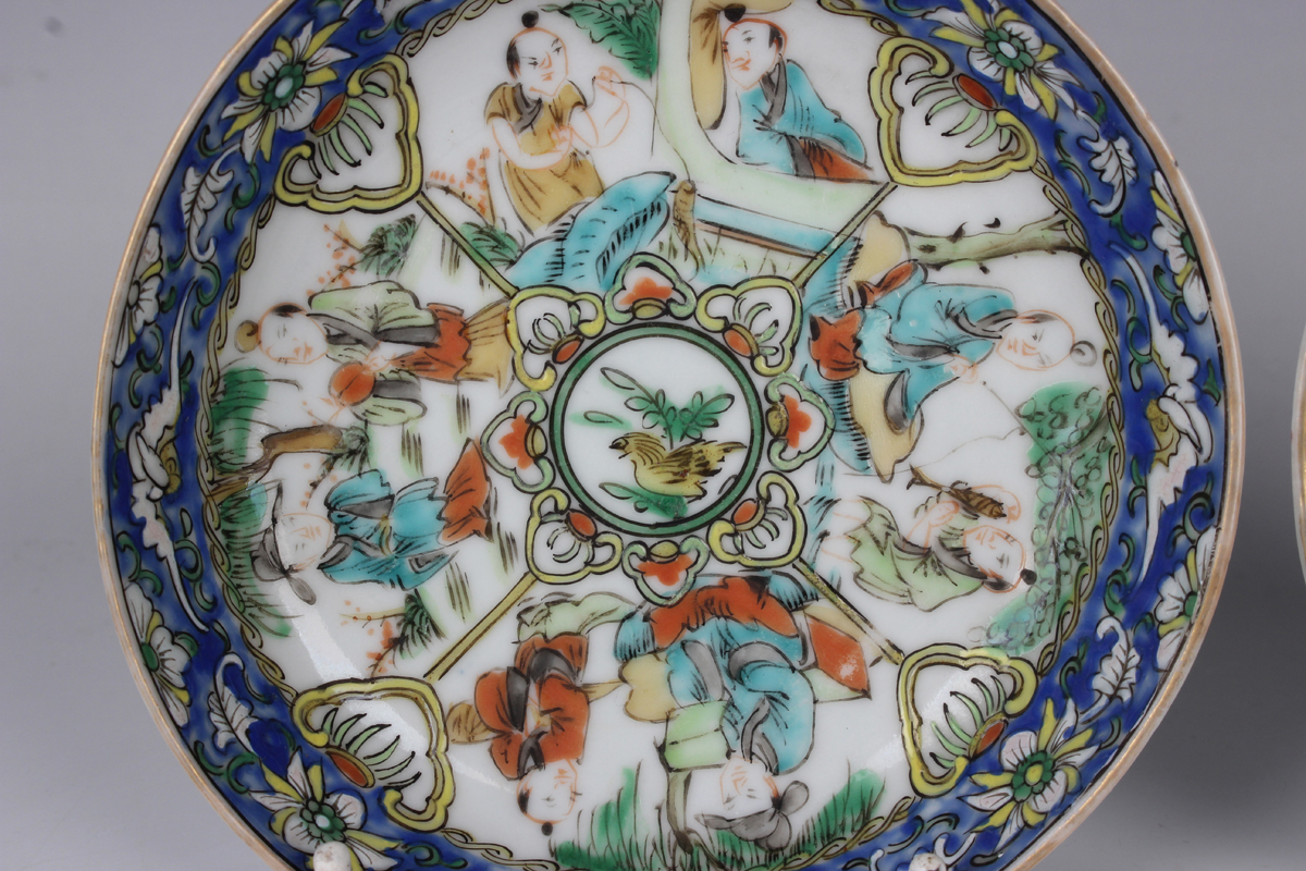 A pair of Chinese porcelain saucers, late Qing dynasty, each painted with segmented famille verte - Image 4 of 5