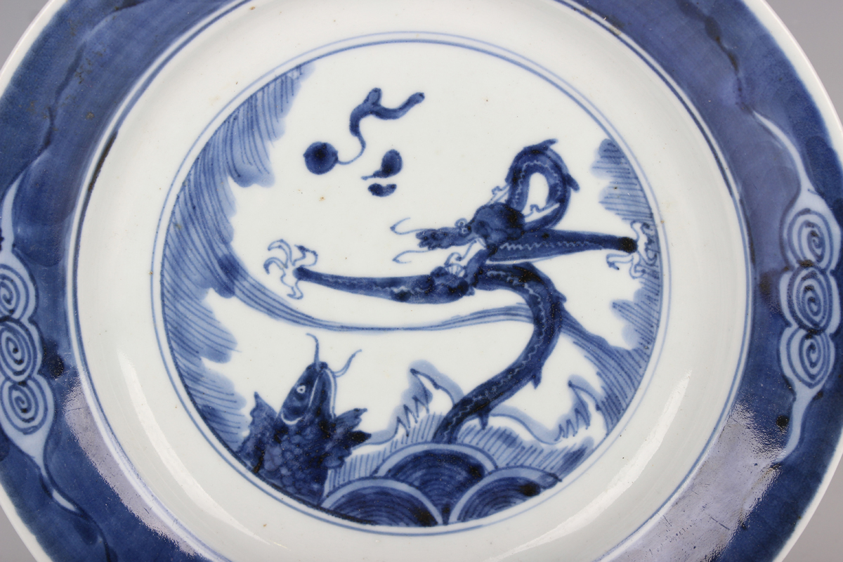 A Chinese blue and white porcelain circular dish, Kangxi period, the centre painted with a dragon - Image 4 of 4