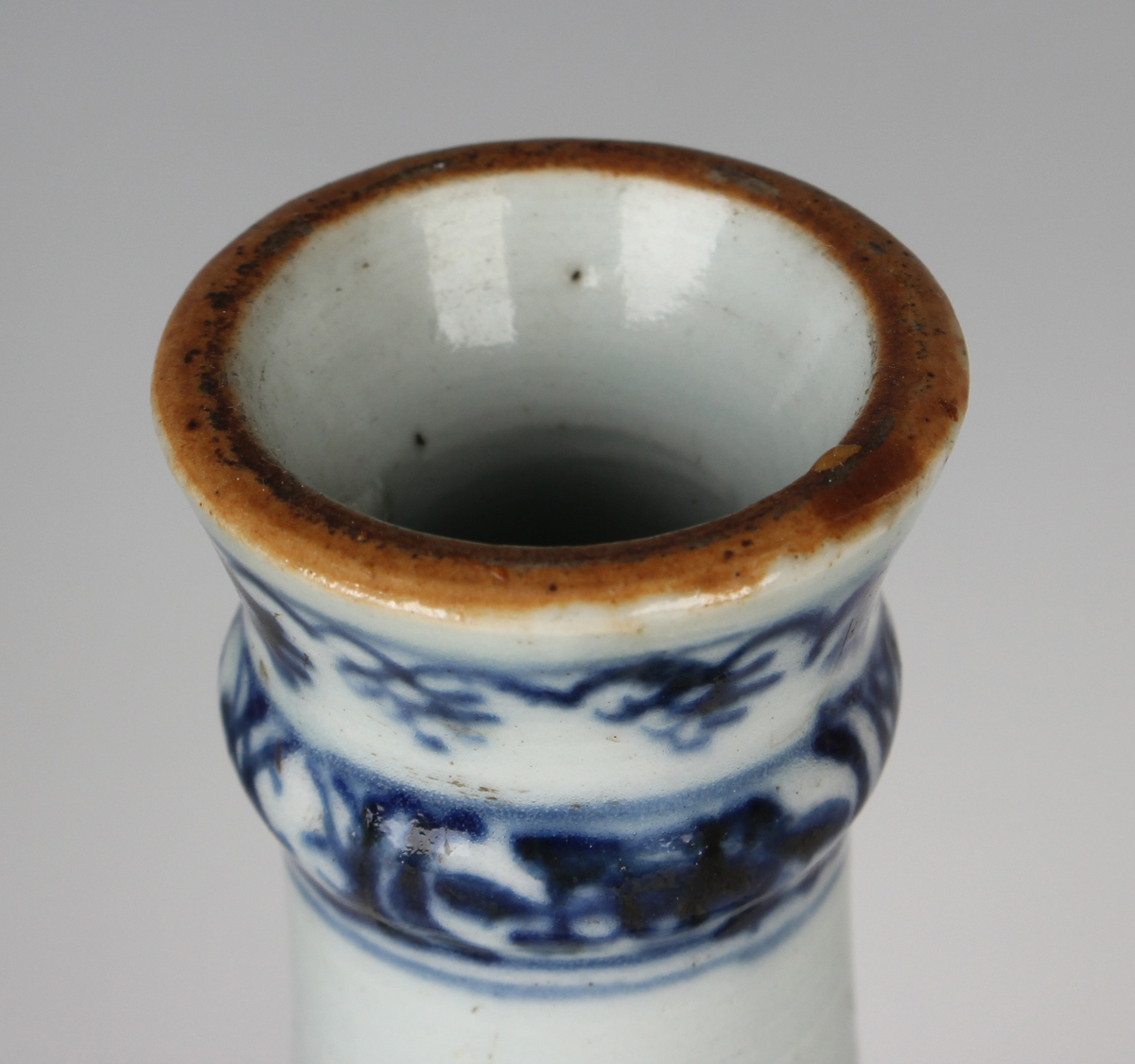 A Chinese blue and white porcelain guglet, late 18th century, painted with pavilions and trees in - Image 12 of 16