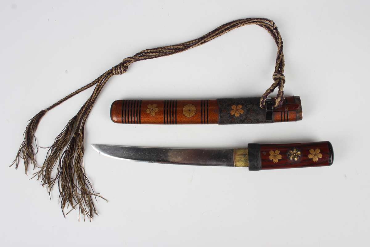 A Japanese lacquer tanto and saya (dagger and scabbard), Meiji period, with copper mounts, decorated - Image 12 of 14