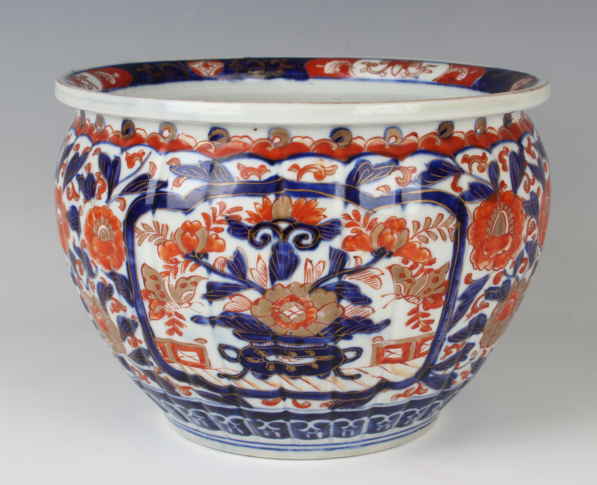 A Japanese Imari porcelain jardinière, Meiji period, of lobed circular form, painted and gilt with - Image 6 of 7