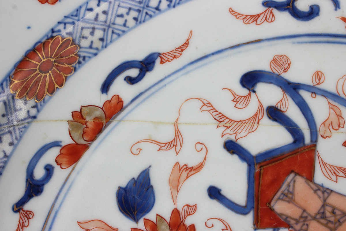 A Chinese blue and white porcelain guglet, late 18th century, painted with pavilions and trees in - Image 6 of 16