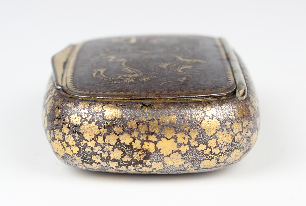 A Japanese damascened iron snuff box, Meiji period, of oblong form, the hinged lid finely worked - Image 5 of 9