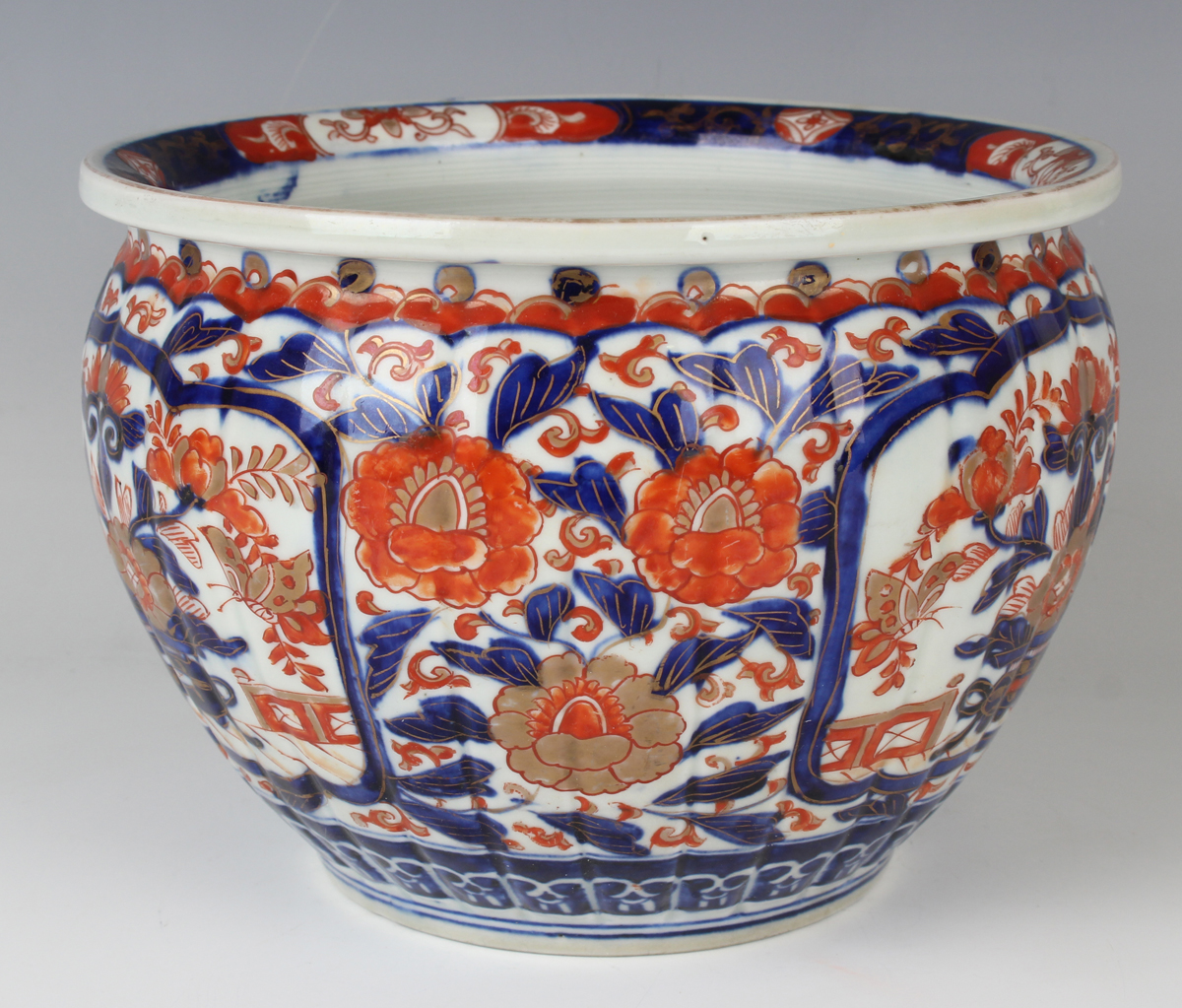 A Japanese Imari porcelain jardinière, Meiji period, of lobed circular form, painted and gilt with - Image 5 of 7