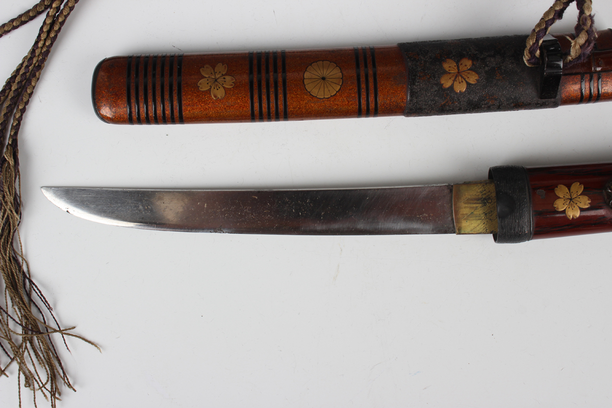 A Japanese lacquer tanto and saya (dagger and scabbard), Meiji period, with copper mounts, decorated - Image 11 of 14