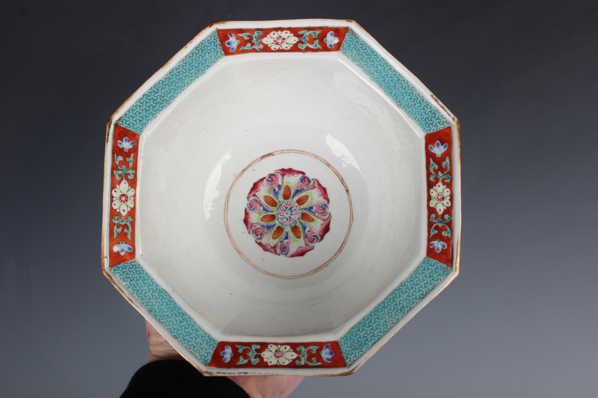 A pair of Chinese famille rose porcelain octagonal bowls and stands, 19th century, each facet - Image 13 of 18