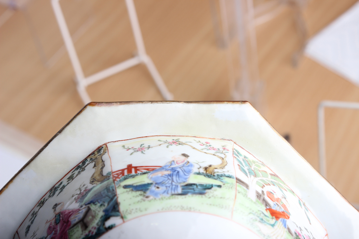 A pair of Chinese famille rose porcelain octagonal bowls and stands, 19th century, each facet - Image 2 of 18