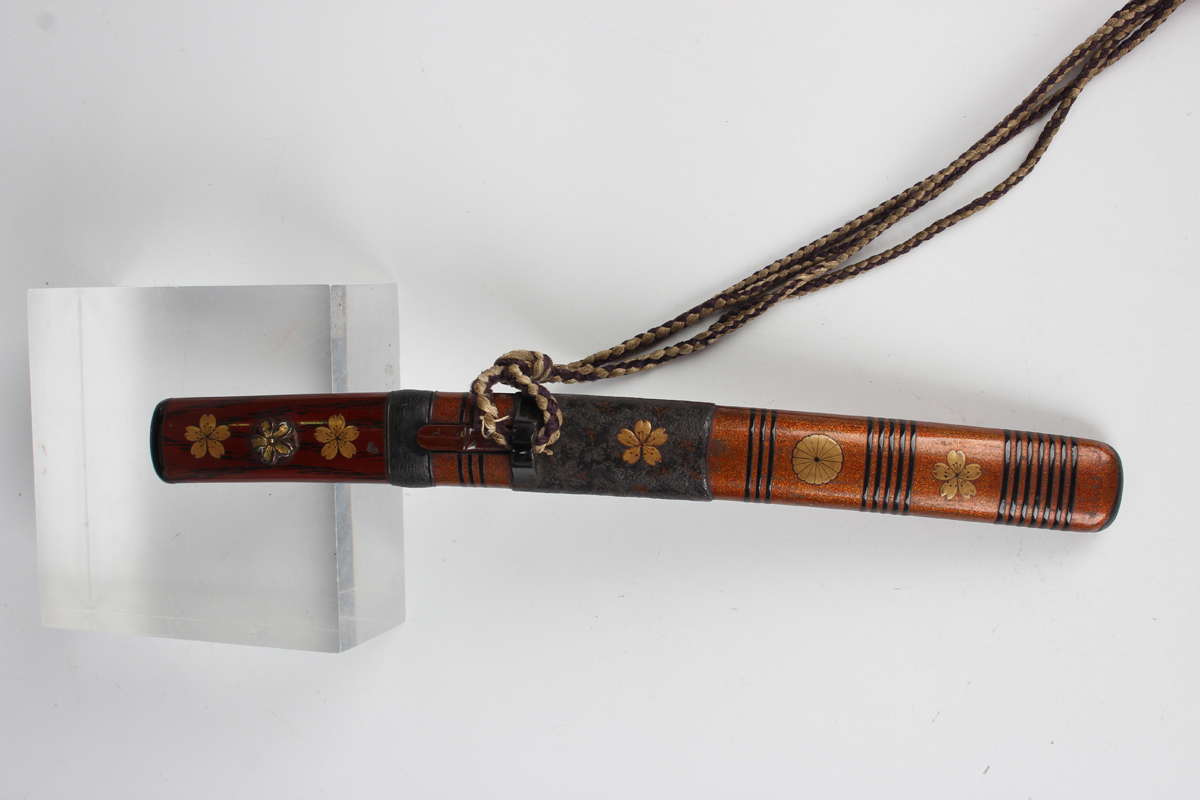 A Japanese lacquer tanto and saya (dagger and scabbard), Meiji period, with copper mounts, decorated - Image 14 of 14