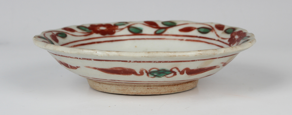 A Chinese wucai saucer dish, Ming dynasty, the centre painted with an iron red and green flower - Image 2 of 4