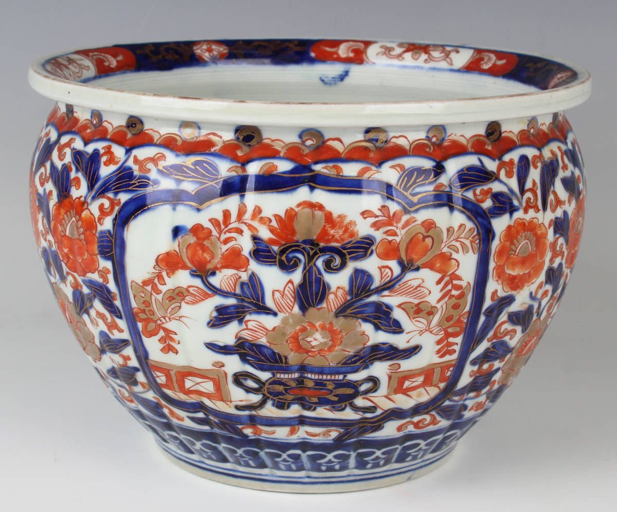 A Japanese Imari porcelain jardinière, Meiji period, of lobed circular form, painted and gilt with - Image 4 of 7