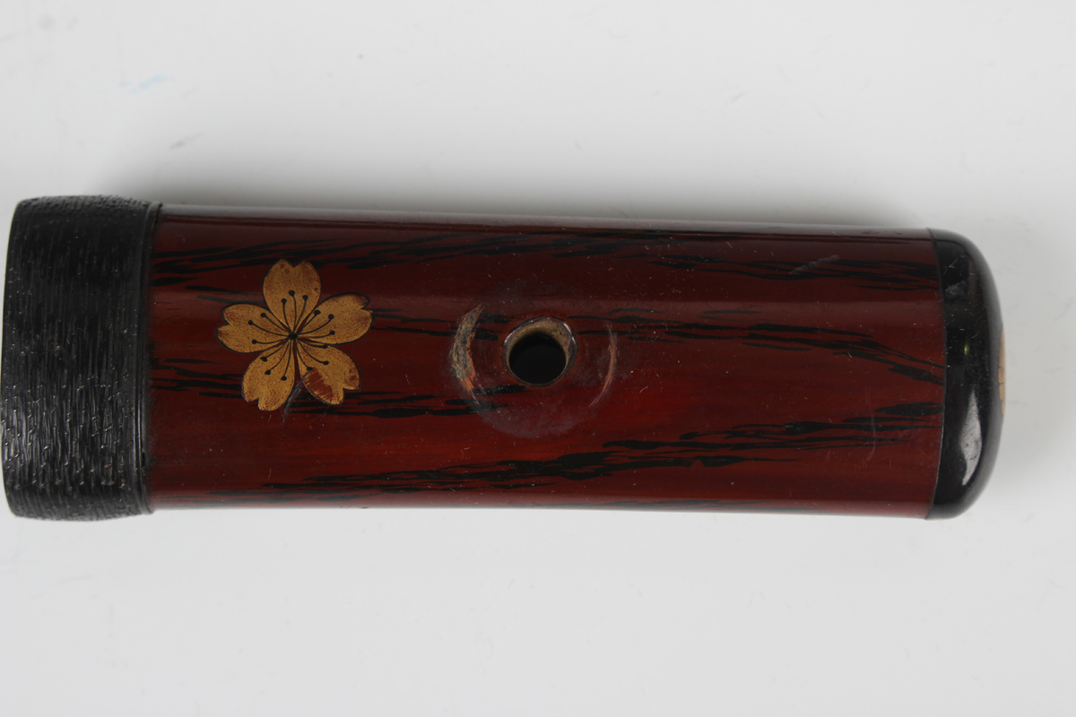 A Japanese lacquer tanto and saya (dagger and scabbard), Meiji period, with copper mounts, decorated - Image 5 of 14