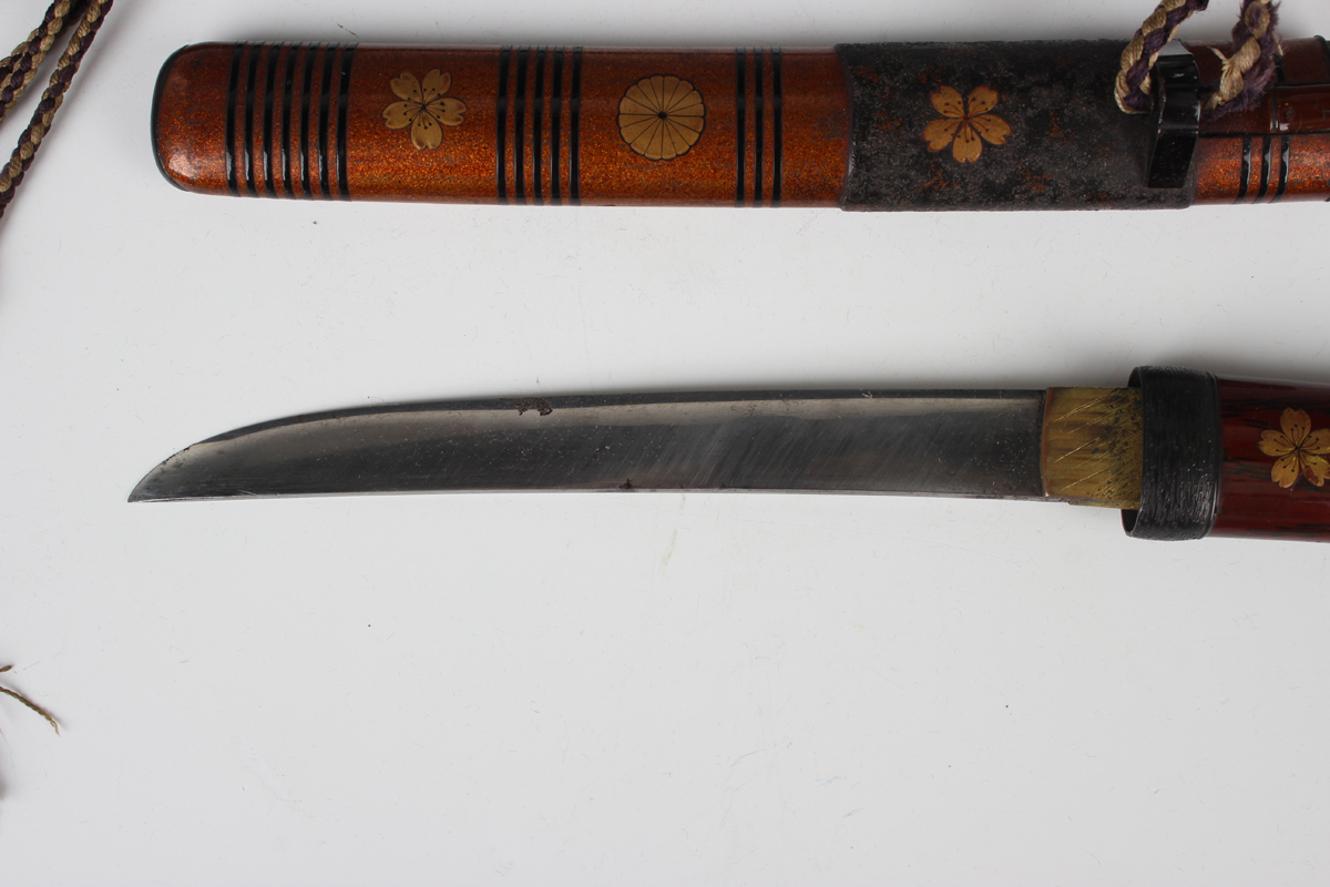 A Japanese lacquer tanto and saya (dagger and scabbard), Meiji period, with copper mounts, decorated - Image 10 of 14