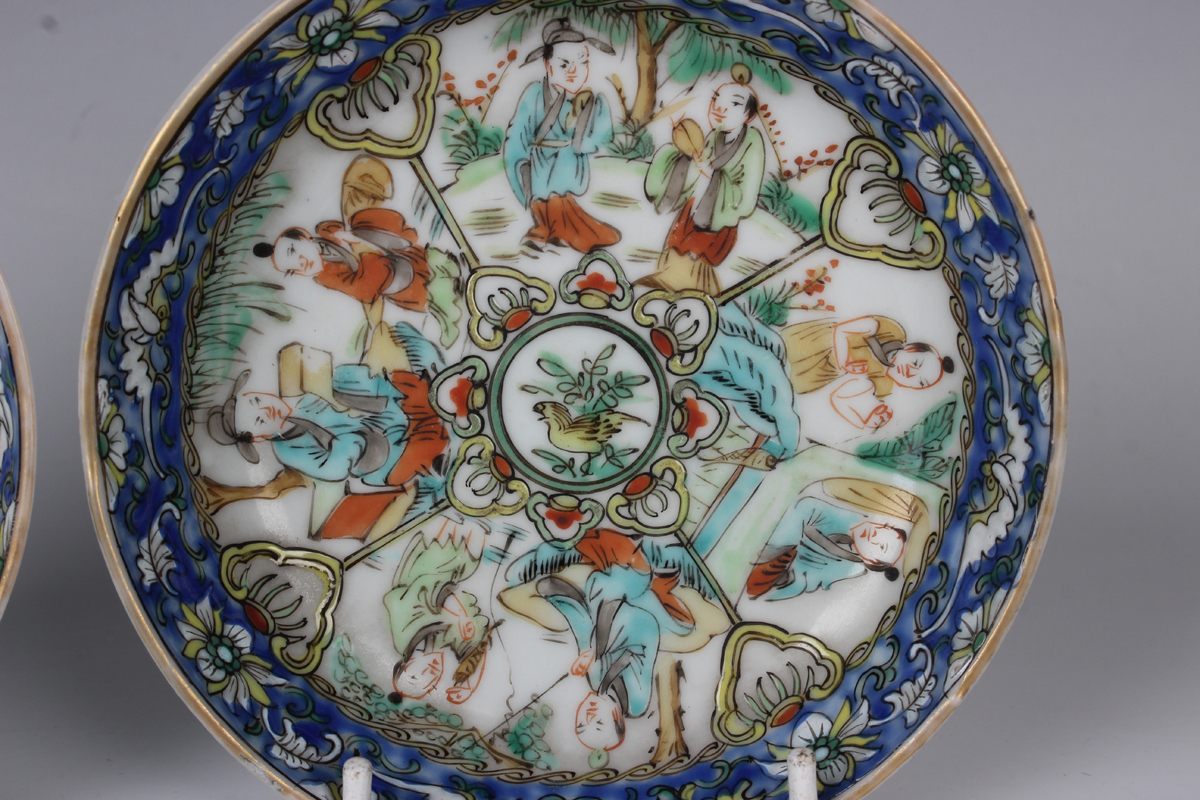 A pair of Chinese porcelain saucers, late Qing dynasty, each painted with segmented famille verte - Image 5 of 5