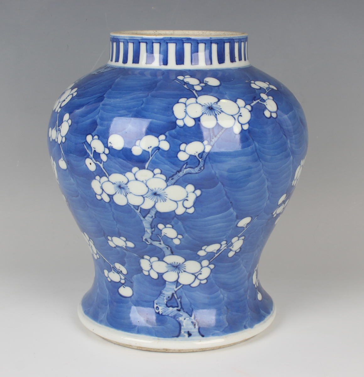 A Chinese blue and white porcelain jar, late Qing dynasty, of baluster form, painted with branches - Image 7 of 9