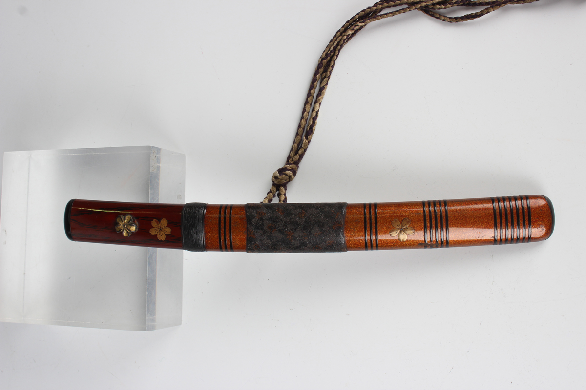 A Japanese lacquer tanto and saya (dagger and scabbard), Meiji period, with copper mounts, decorated - Image 13 of 14