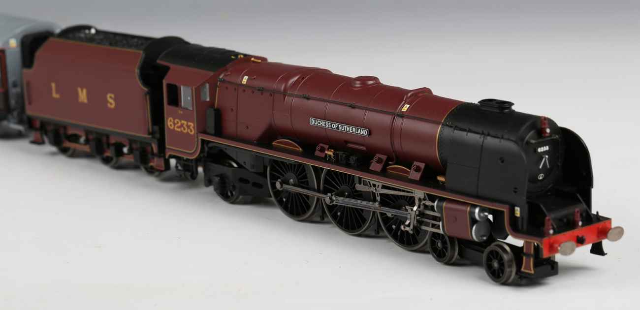 A Hornby gauge OO R.2370 The Royal Train pack and an R.4197 The Royal Train coach pack, all boxed - Image 9 of 10