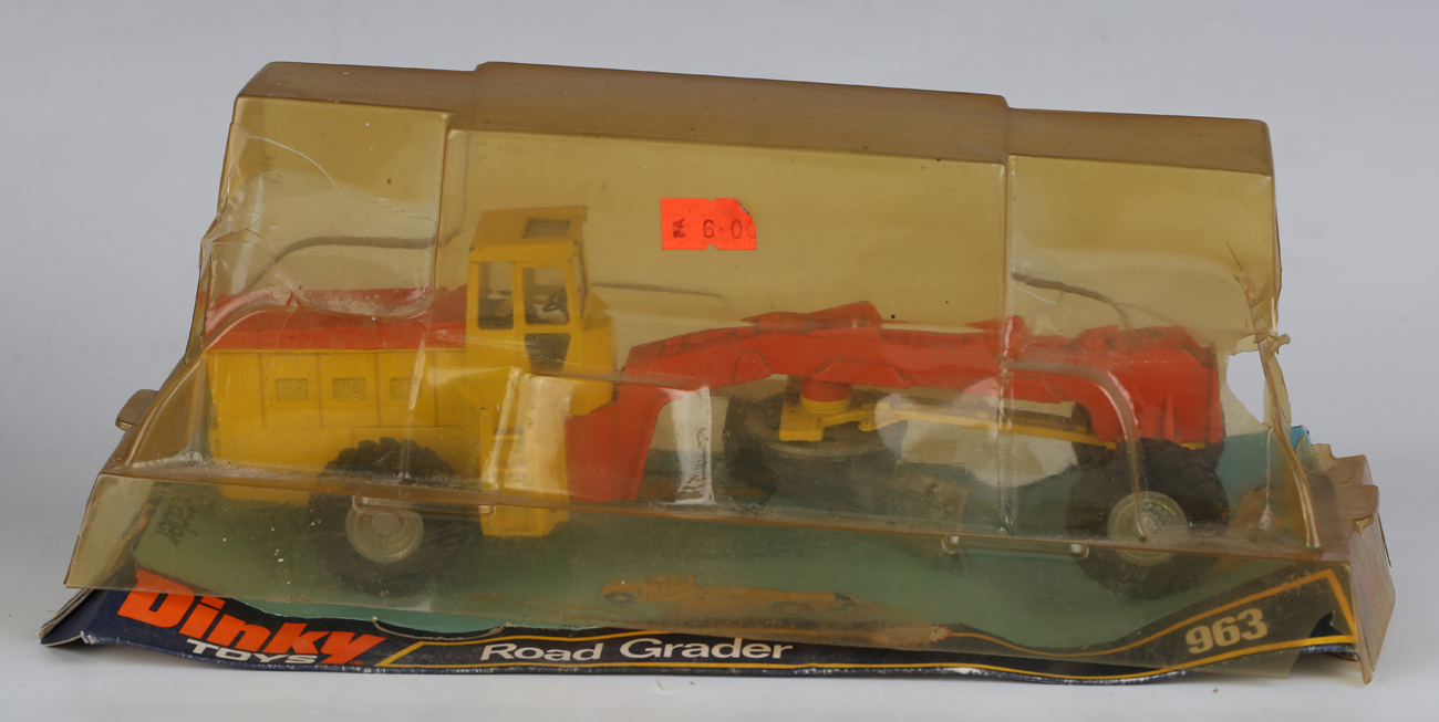 A Dinky Toys No. 581 horse box, boxed, and a No. 963 road grader with card stand and plastic - Image 7 of 20