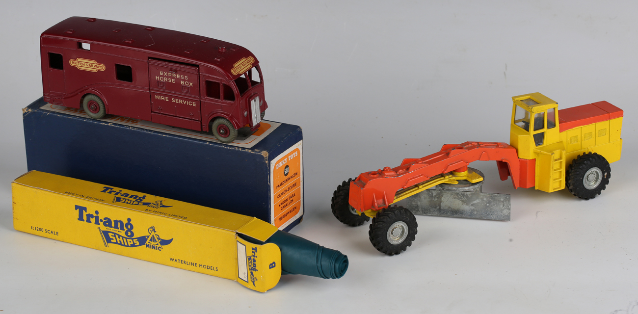 A Dinky Toys No. 581 horse box, boxed, and a No. 963 road grader with card stand and plastic