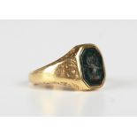 A gold and bloodstone intaglio ring, the cut cornered bloodstone engraved with a lion crest, with