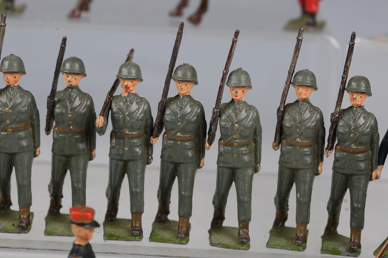 A collection of Britains lead figure sets, including No. 1318 British machine gunners, No. 1711 - Image 6 of 7