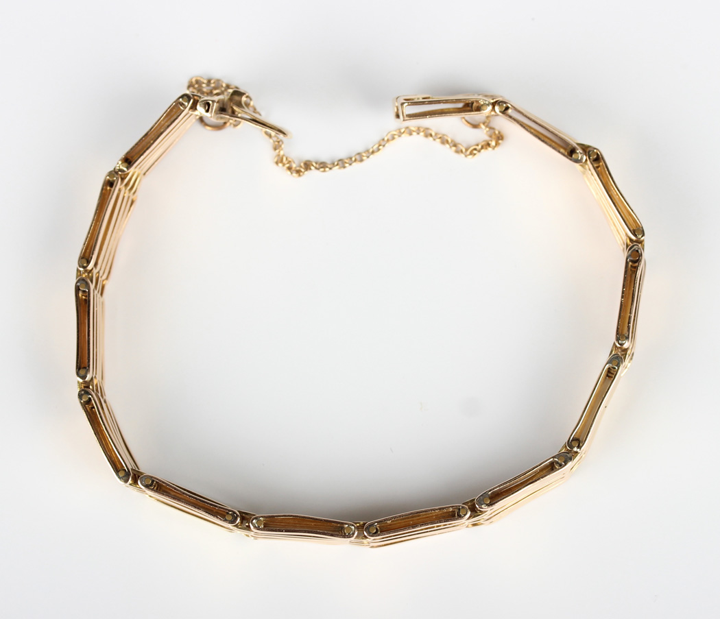 A gold bar and oval link gate bracelet on a snap clasp, detailed '15', weight 17g, length 17.8cm. - Image 3 of 3